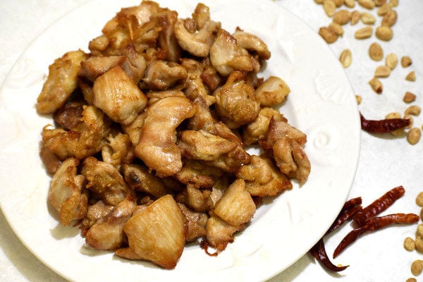 将鸡肉翻炒备用在白色盘子上