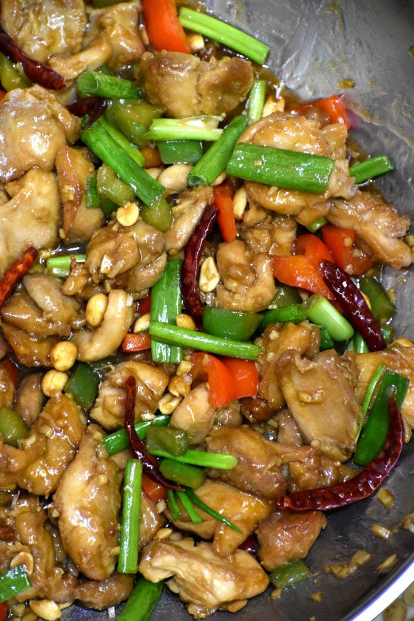 不锈钢锅中的宫保鸡丁特写
