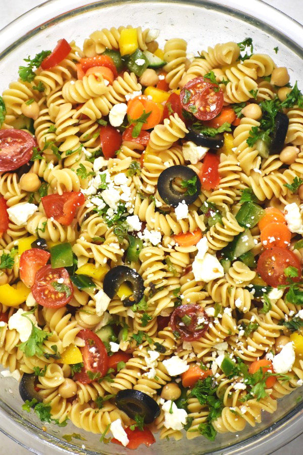 35最佳快速和简单的开胃菜——彩虹通心粉沙拉。