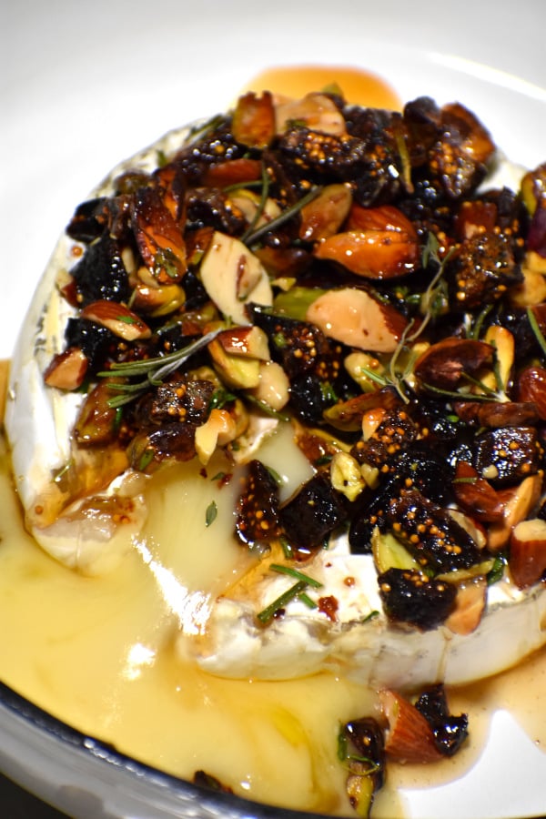 wow, nice cheeesy gooeyness oozing out of the round of baked brie