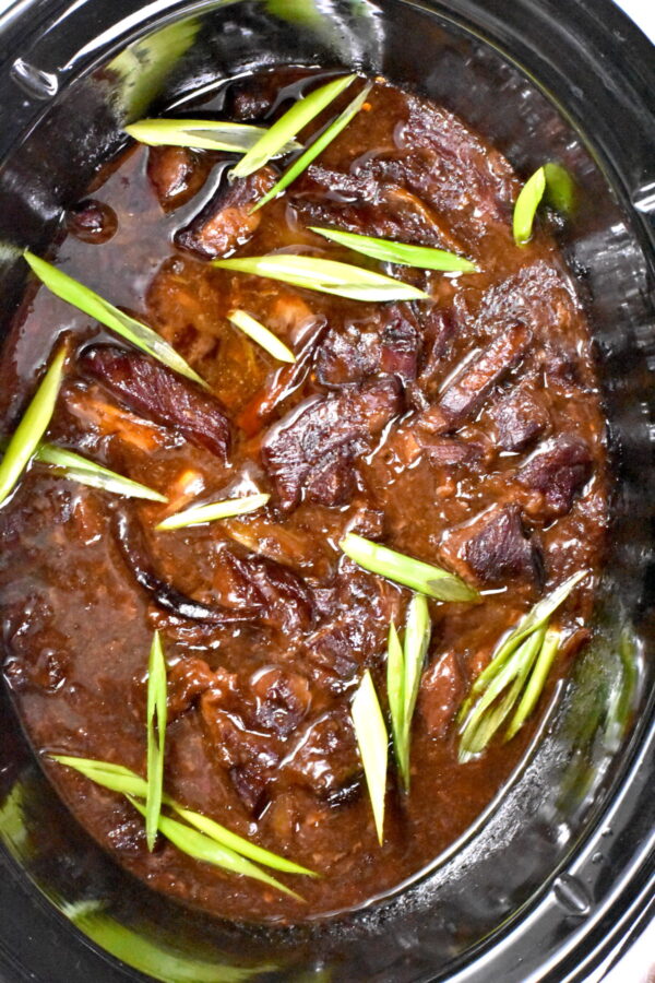 炖锅里的蒙古牛肉。