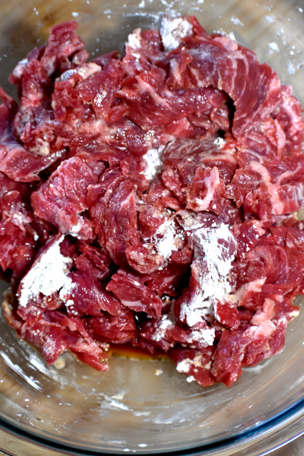 在大碗里腌牛肉