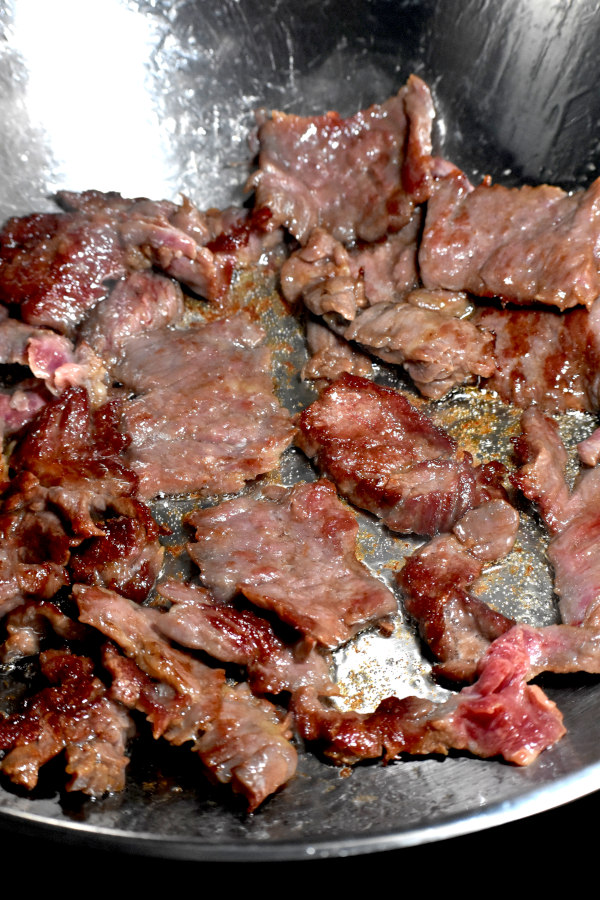 用大锅煮牛肉