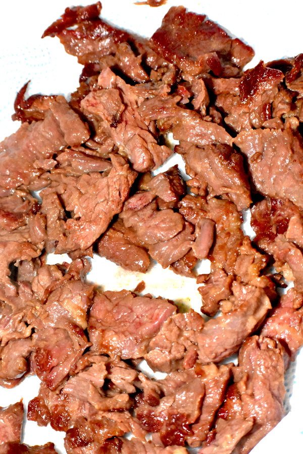 牛肉从锅中取出，放在盘子里