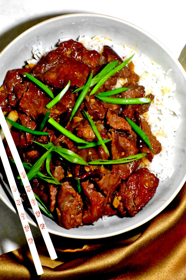蒙古牛肉在米饭上