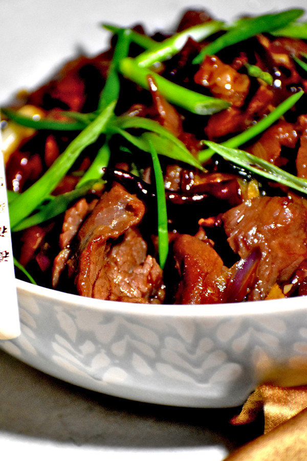 白碗里的蒙古牛肉侧面图