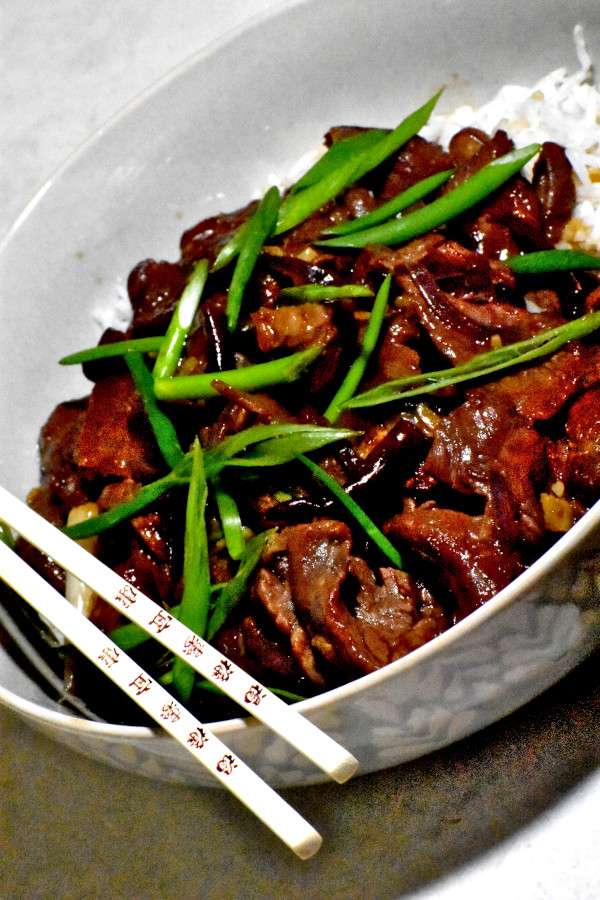 白碗里的蒙古牛肉侧面图