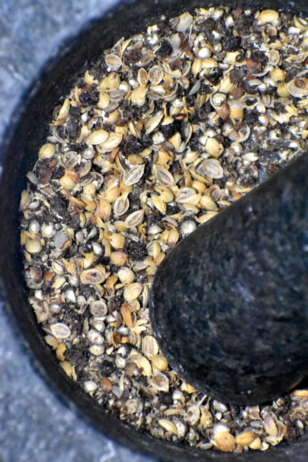 碾碎后的胡椒粒和花籽