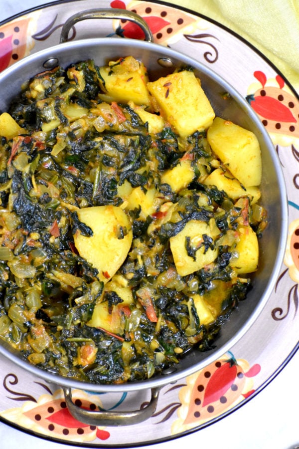 吉普赛盘子上的一碗aloo palak。