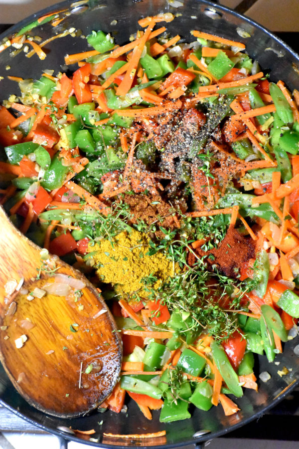 干香料和新鲜百里香加入菜中。