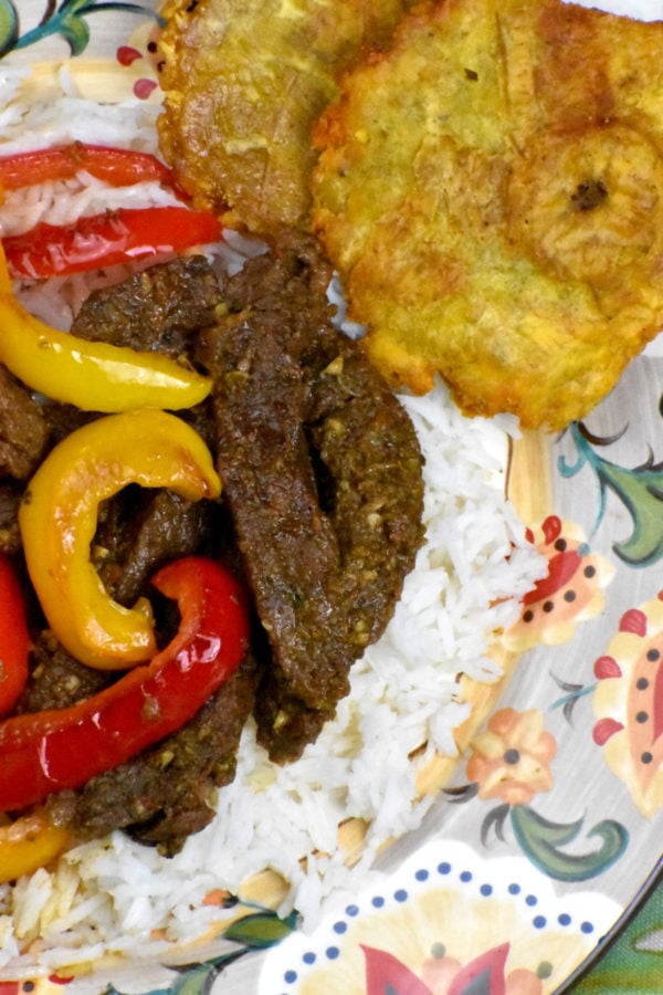 牛排，去掉洋葱，加入sautéed辣椒，放在吉普赛盘子里。