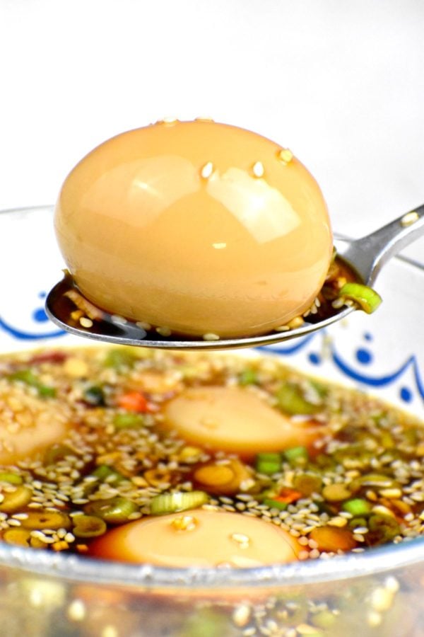 把鸡蛋从腌料中舀出来的勺子。