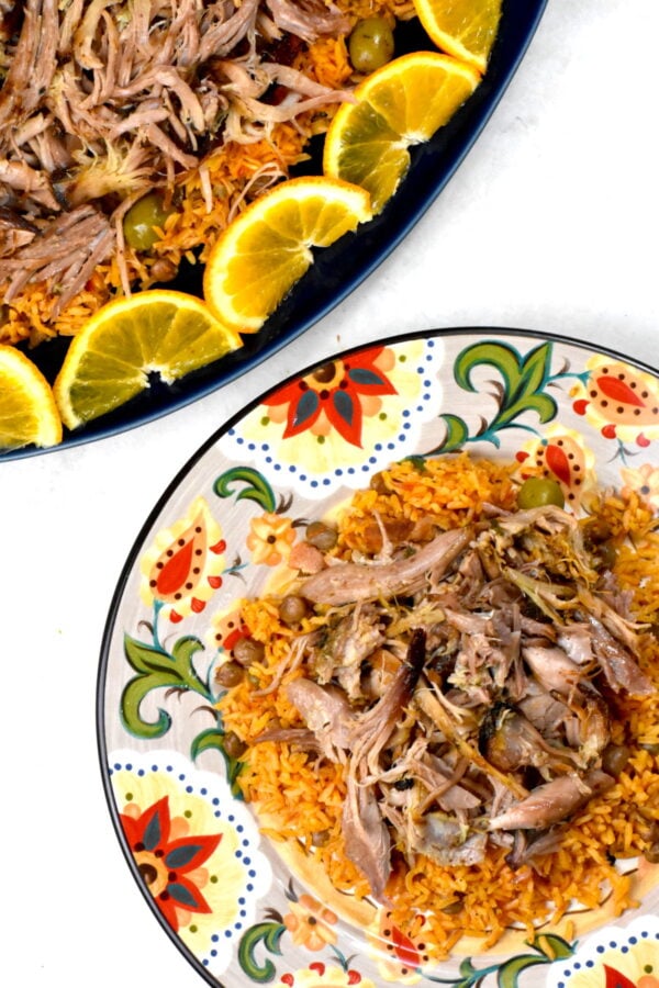 Gyspy板块上的Arroz con gandules和pernil。