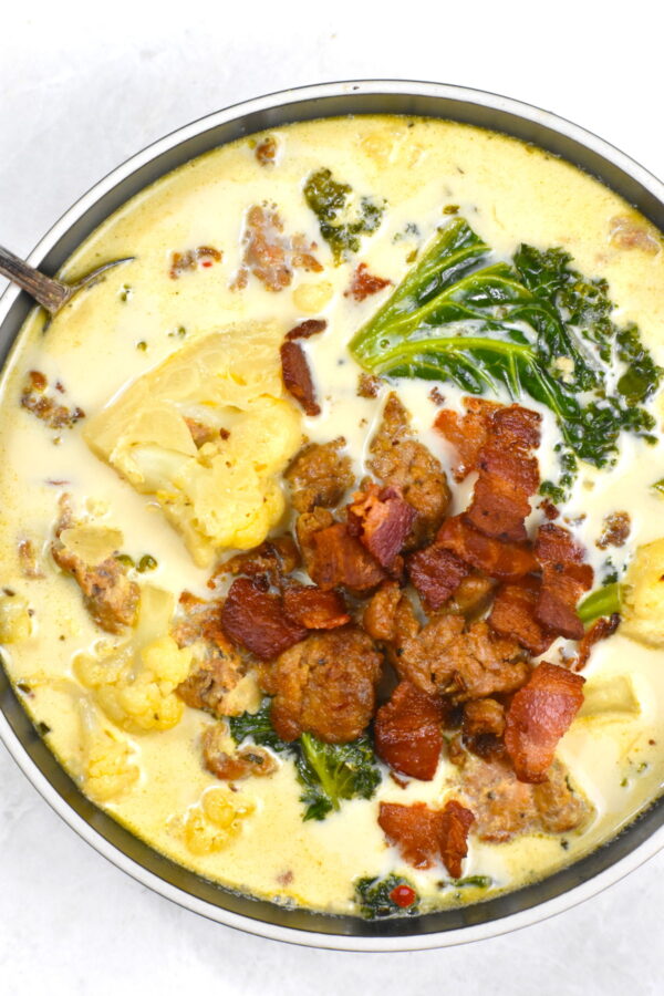 头顶上的一碗酮Zuppa托斯卡尼。
