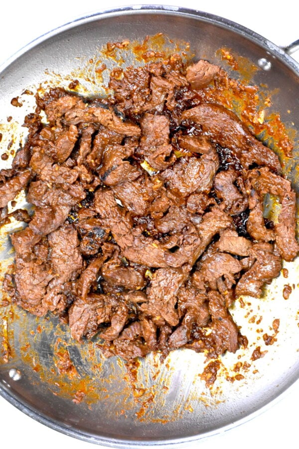 烤肉在一个不锈钢锅做饭。