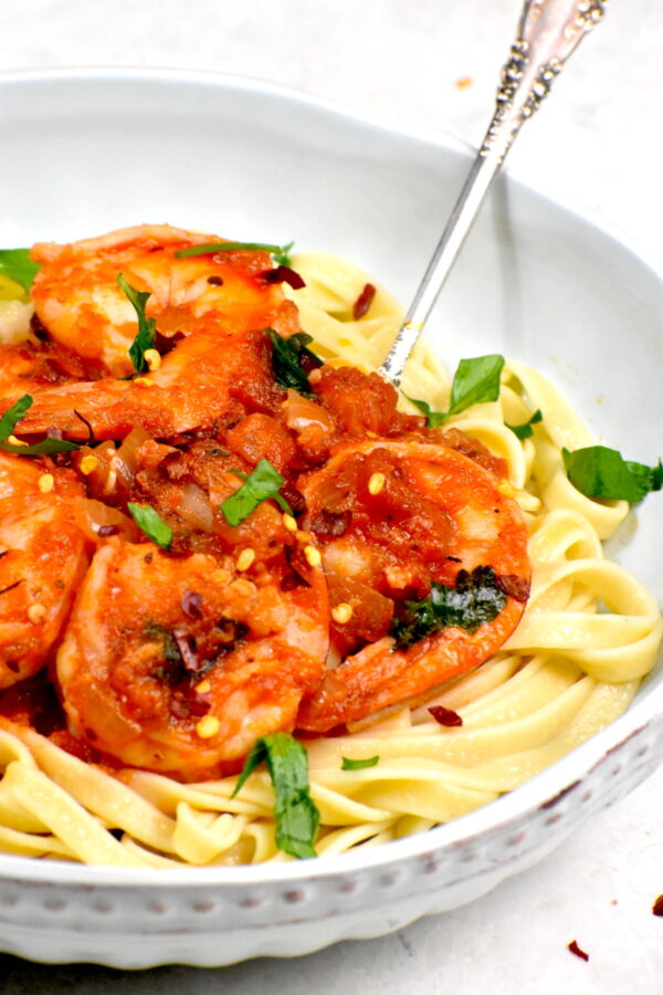 侧视图的碗虾fra diavolo。