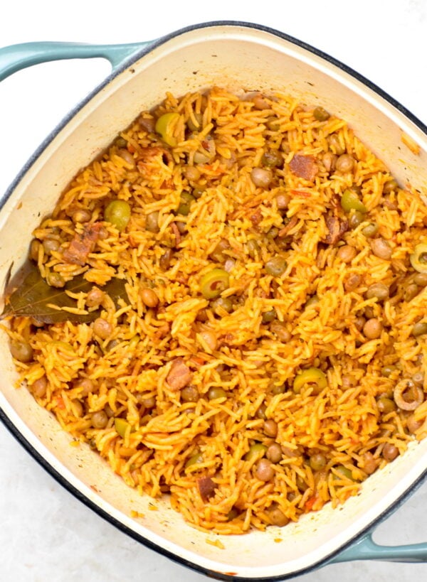 这个Arroz con Gandules食谱可能是我最喜欢的米饭!嫩米饭配鸽子豌豆，用咸猪肉、苏弗托干酪、番茄酱和一些很棒的拉丁调味料调味。