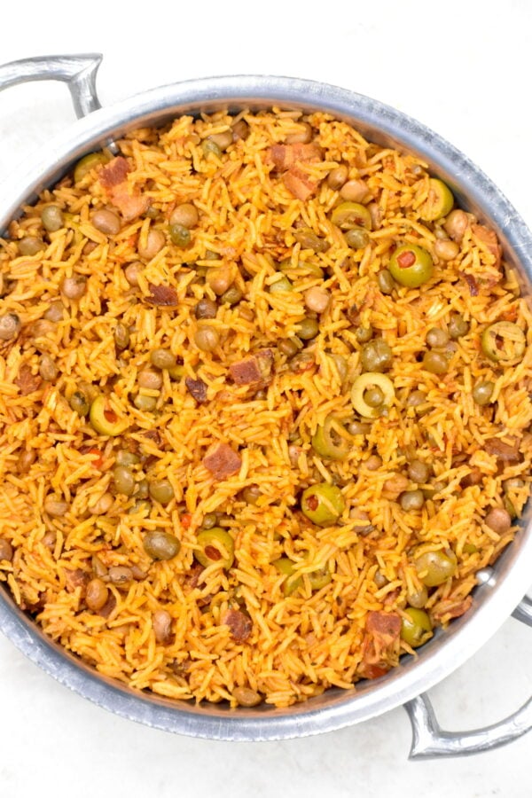 这个Arroz con Gandules食谱可能是我最喜欢的米饭!嫩米饭配鸽子豌豆，用咸猪肉、苏弗托干酪、番茄酱和一些很棒的拉丁调味料调味。