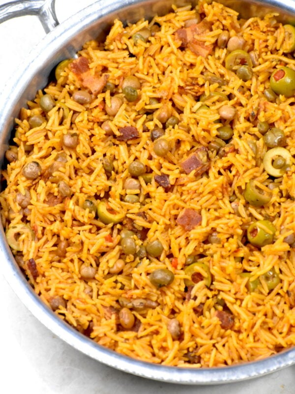 这个Arroz con Gandules食谱可能是我最喜欢的米饭!嫩米饭配鸽子豌豆，用咸猪肉、苏弗托干酪、番茄酱和一些很棒的拉丁调味料调味。