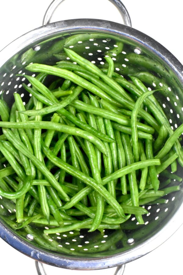 新鲜的四季豆放在滤锅里。