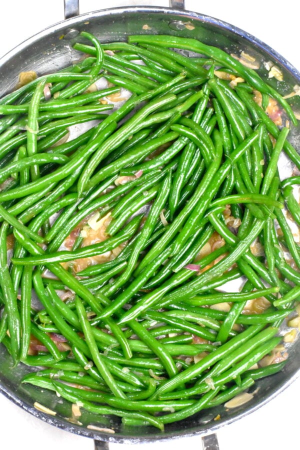 在煎锅里煮青豆。
