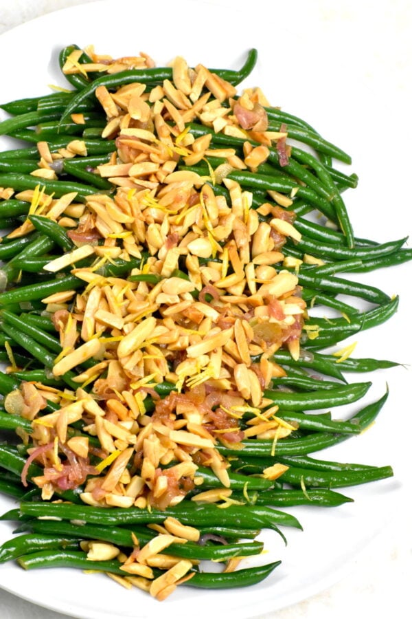 青豆杏仁饼——这道菜不仅让你不起眼的青豆变得精致，而且绝对美味，简单而优雅。