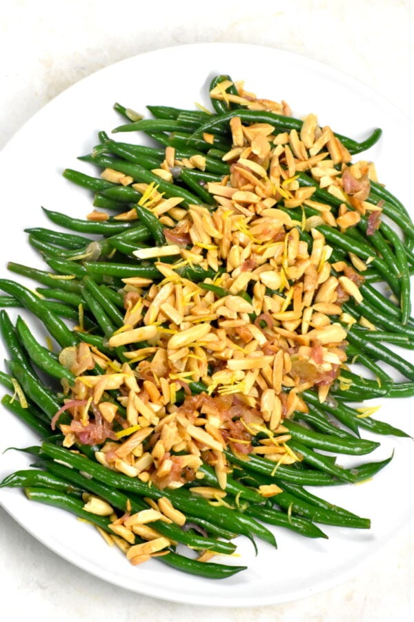 青豆杏仁饼——这道菜不仅让你不起眼的青豆变得精致，而且绝对美味，简单而优雅。