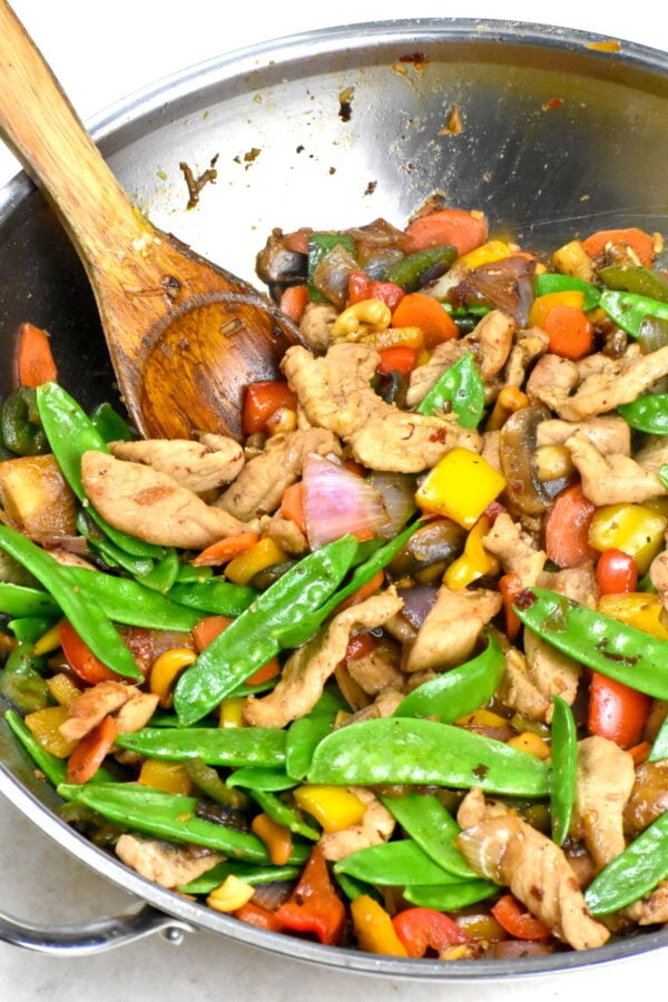这道简单的猪肉炒菜很快就能做出来。充满新鲜蔬菜和嫩猪肉，这是一个完美的工作日晚餐的想法!