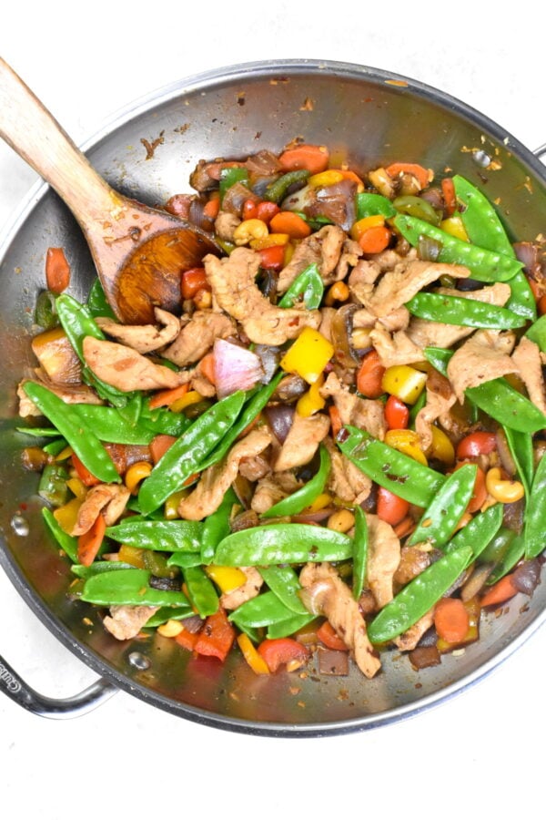 这道简单的猪肉炒菜很快就能做出来。充满新鲜蔬菜和嫩猪肉，这是一个完美的工作日晚餐的想法!