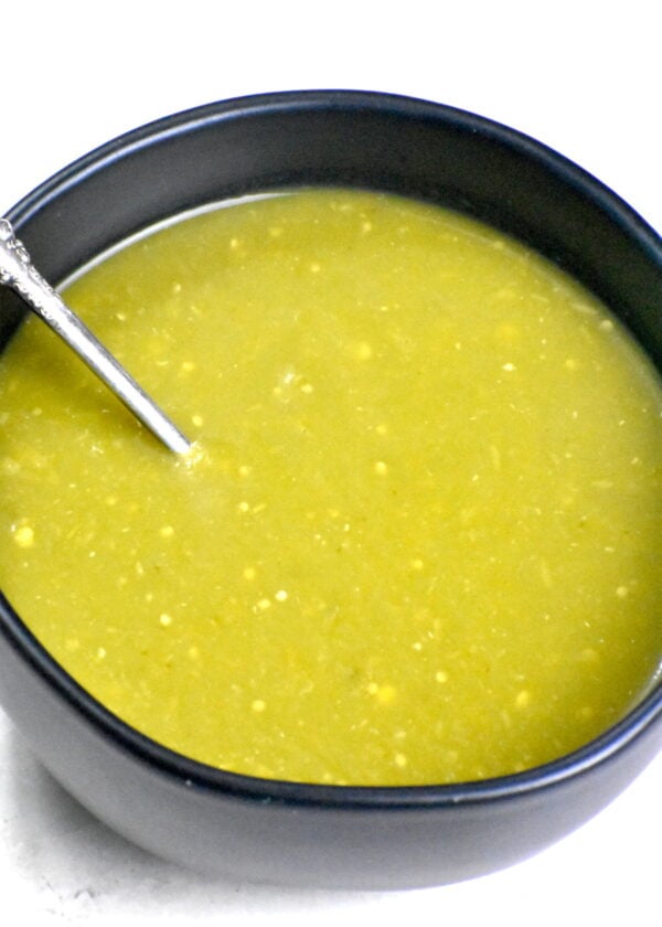 这款Salsa Verde，或番茄酱，是你需要的超级简单和超级万能的酱汁!