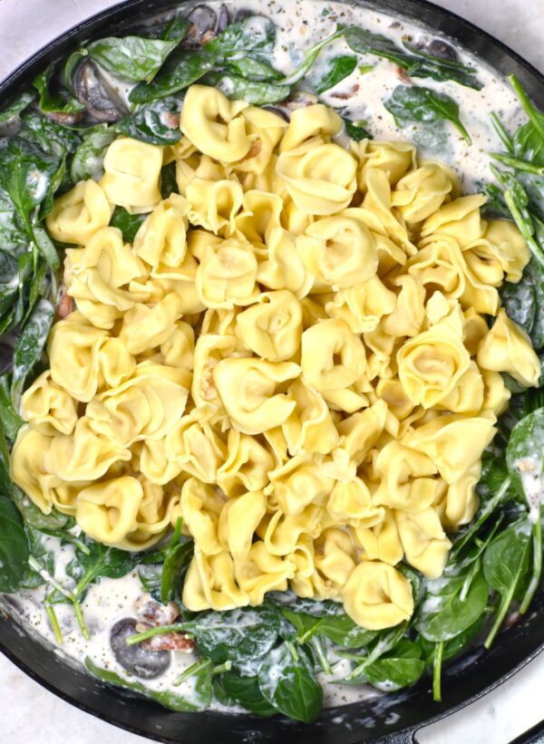 菠菜和意大利面加入酱汁。