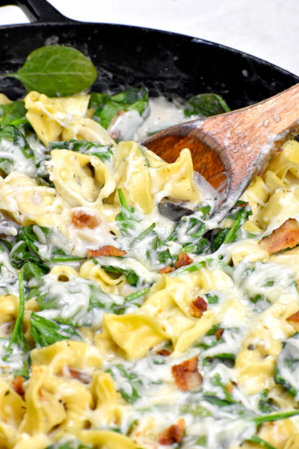 这道Tortellini al Forno是一道美味的奶油芝士菜，灵感来自橄榄园，加入了一些蔬菜。
