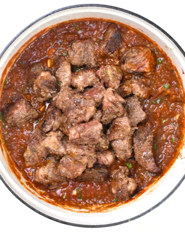 牛肉加入锅中。