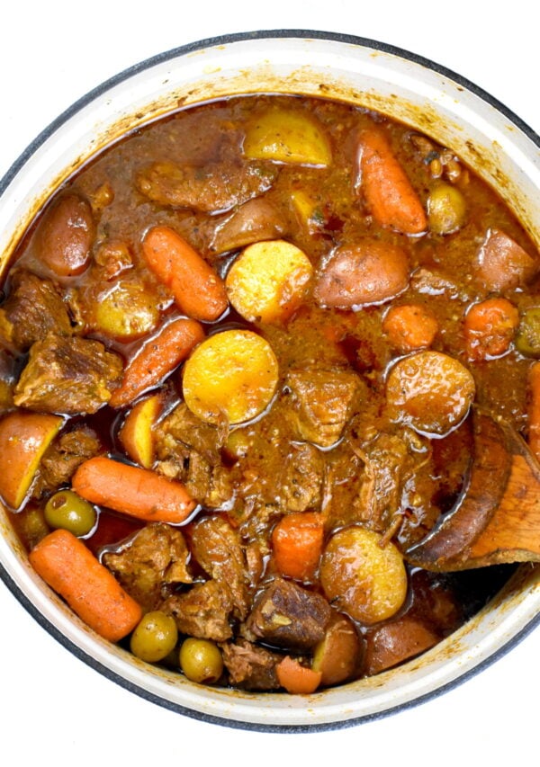 波多黎各Carne Guisada是一种拉丁风味的炖菜。嫩牛肉块和蔬菜以及大量的增味剂在口中融化。
