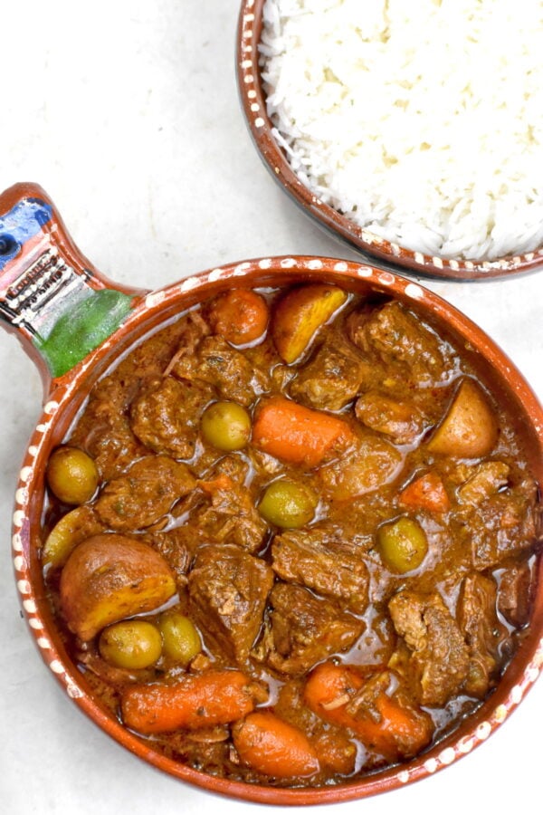 波多黎各Carne Guisada是一种拉丁风味的炖菜。嫩牛肉块和蔬菜以及大量的增味剂在口中融化。