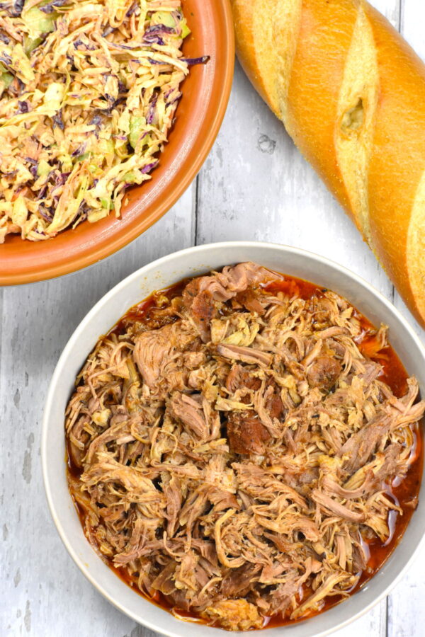 Cochon de Lait是来自路易斯安那州的一道美味的拉猪肉食谱。它有美味的调味料和慢煮，融化在你的嘴里完美。
