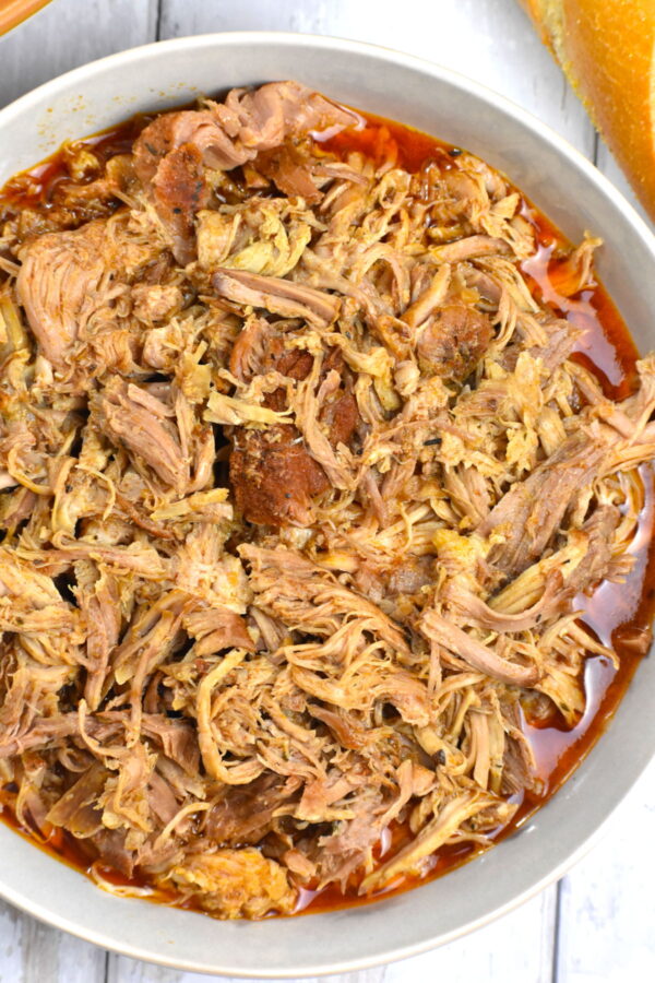 Cochon de Lait是来自路易斯安那州的一道美味的拉猪肉食谱。它有美味的调味料和慢煮，融化在你的嘴里完美。