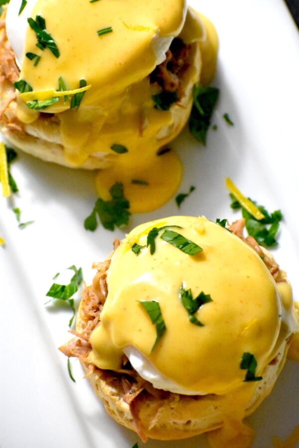 Eggs Cochon是新奥尔良出产的本尼迪克特。松软的饼干上面放着法式猪肉、荷包蛋和荷兰酱。YUM !