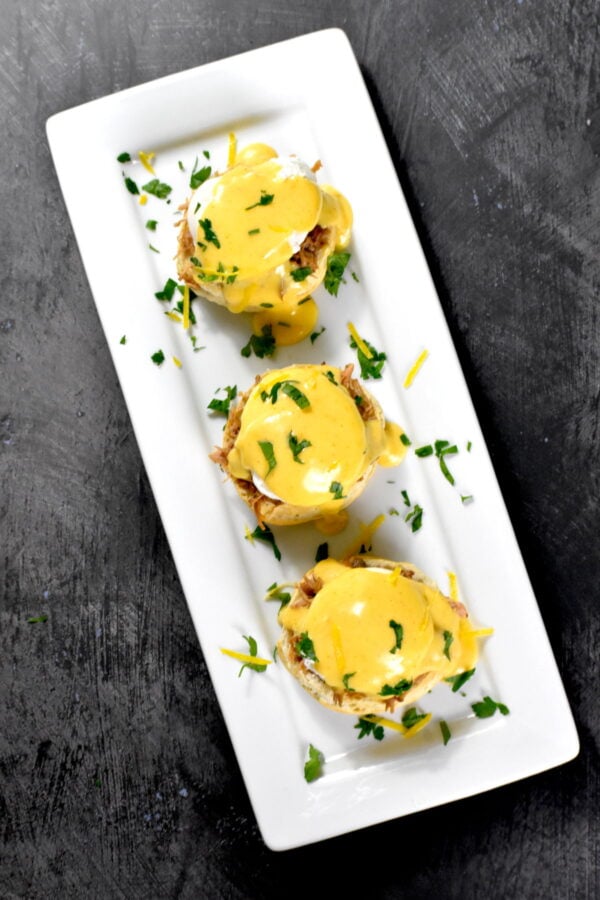 Eggs Cochon是新奥尔良出产的本尼迪克特。松软的饼干上面放着法式猪肉、荷包蛋和荷兰酱。YUM !