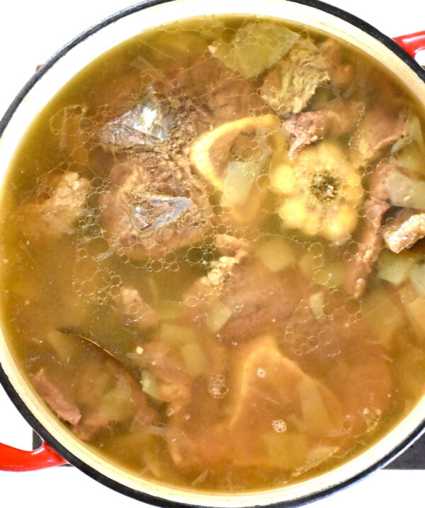 在锅里炖的肉汤。