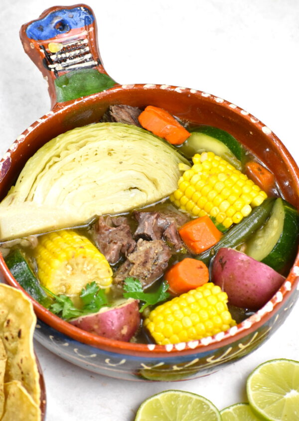 Caldo de Res是一道美味的墨西哥牛肉和蔬菜汤，在漂亮的自制肉汤中慢炖数小时。