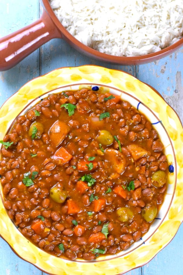 Habichuelas Guisadas是一种非常美味的波多黎各炖豆。这是一道很受欢迎的配菜，但也可以作为工作日晚餐的主菜来吃。