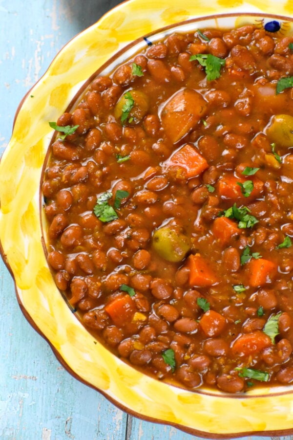 Habichuelas Guisadas是一种非常美味的波多黎各炖豆。这是一道很受欢迎的配菜，但也可以作为工作日晚餐的主菜来吃。
