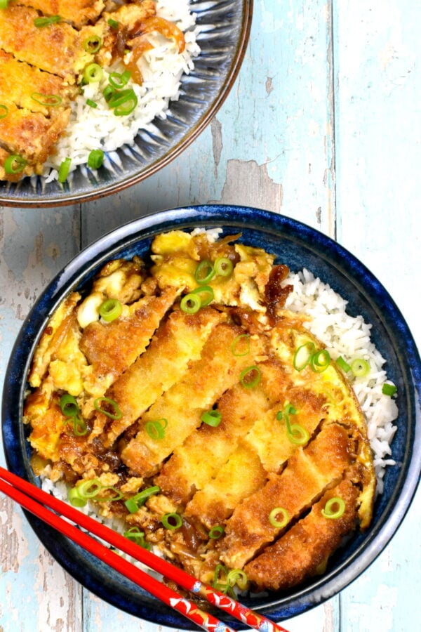 Katsudon是一种很受欢迎的日本米饭，以炸猪肉片为特色，在美味的酱汁中与鸡蛋和洋葱一起炖煮。这是一碗很好的安慰食物。