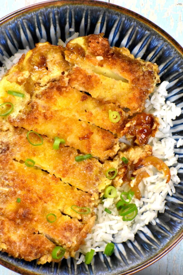 Katsudon是一种很受欢迎的日本米饭，以炸猪肉片为特色，在美味的酱汁中与鸡蛋和洋葱一起炖煮。这是一碗很好的安慰食物。