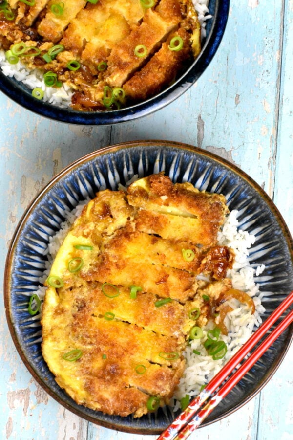 Katsudon是一种很受欢迎的日本米饭，以炸猪肉片为特色，在美味的酱汁中与鸡蛋和洋葱一起炖煮。这是一碗很好的安慰食物。