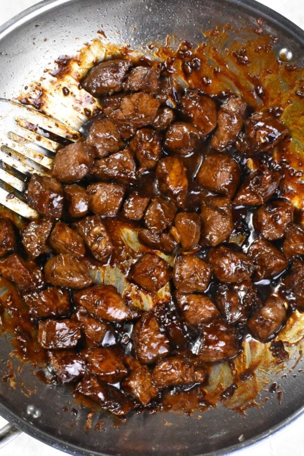 牛肉煮在锅里
