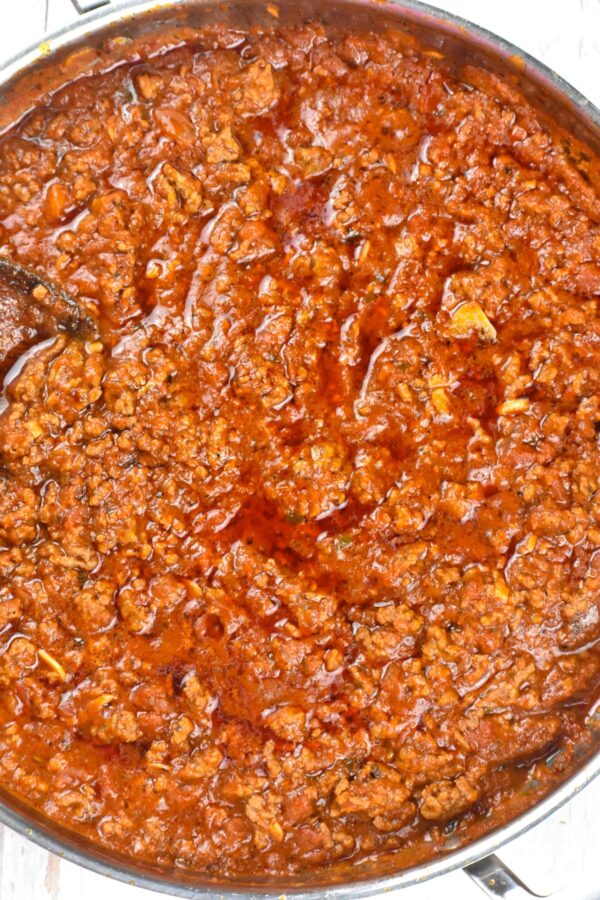 锅里装满了肉酱