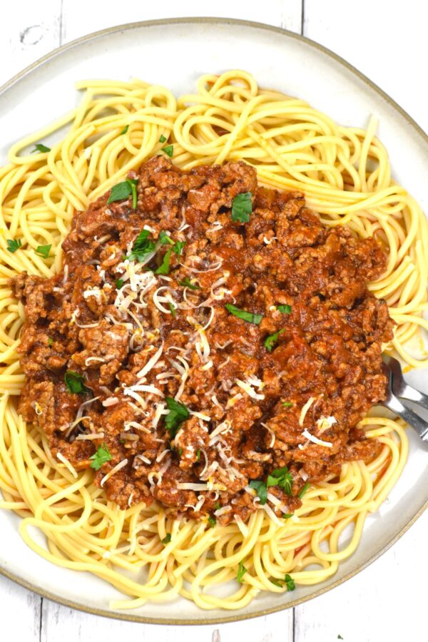 肉酱意面，每个人童年的最爱。它可以是一顿工作日的速食，也可以炖上几个小时。
