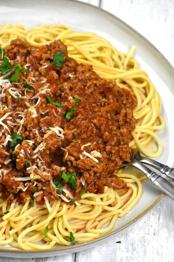 肉酱意面，每个人童年的最爱。它可以是一顿工作日的速食，也可以炖上几个小时。
